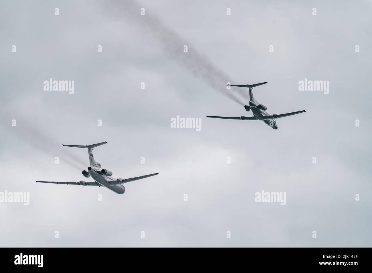Rusia, San Petersburgo, 28 de julio de 2022: Aviones militares y helicópteros de las fuerzas aéreas vuelan sobre la ciudad en la celebración del Día de la Marina Foto de stock