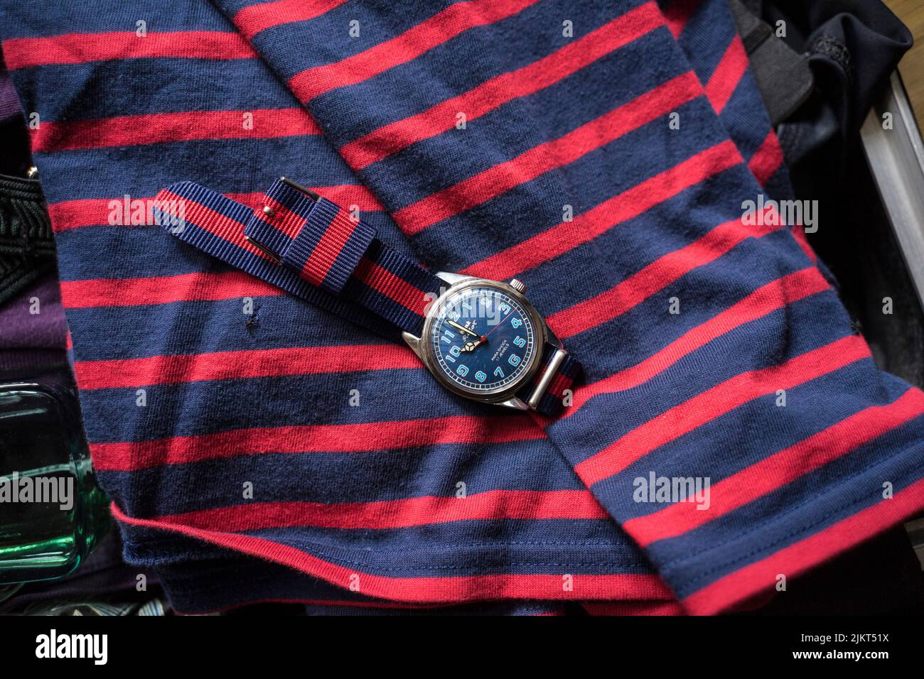 Camisa y reloj con patrón marítimo Foto de stock