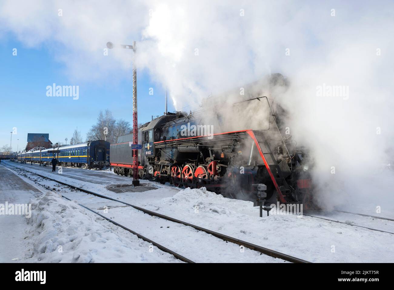 SORTAVALA, RUSIA - 10 DE MARZO de 2021: Antigua locomotora de vapor LV-0522 y tren turístico retro del 'Ruskeala Express' en la estación de Sortavala en una marcha helada Foto de stock