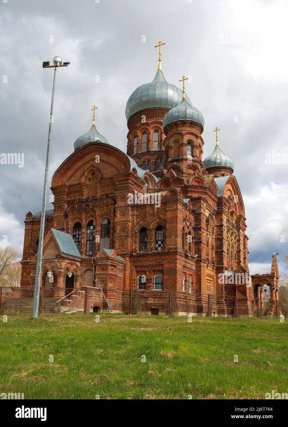 Antigua catedral del icono de Kazán de la Madre de Dios en un sombrío día de mayo. Danilov, región de Yaroslavl. Rusia Foto de stock