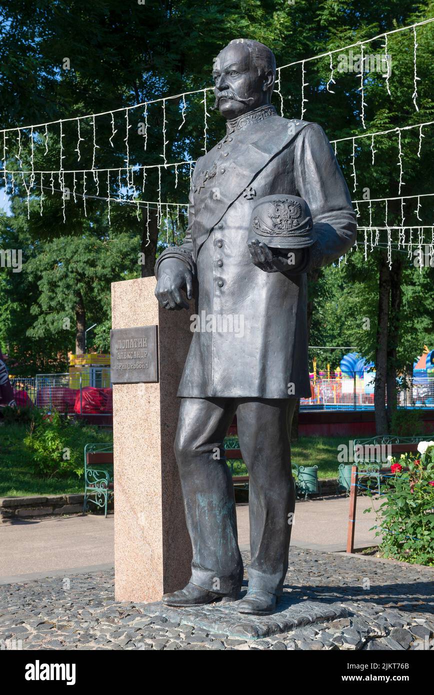 SMOLENSK, RUSIA - 05 DE JULIO de 2021: Monumento al gobernador de Smolensk de Alexander Grigoryevich Lopatin de cerca en una tarde soleada de julio Foto de stock