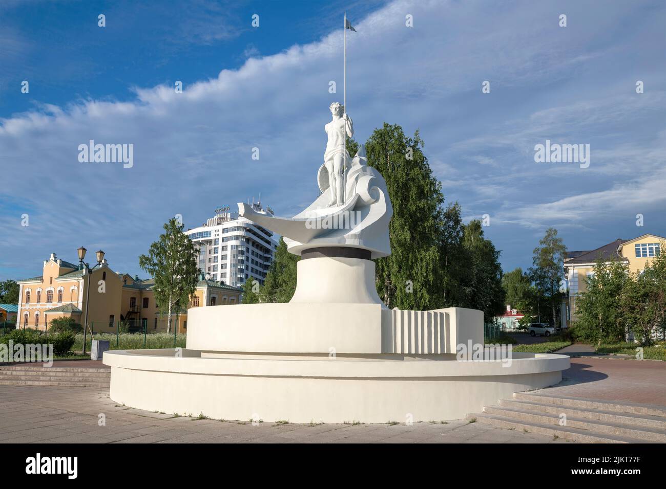 PETROZAVODSK, RUSIA - 12 DE JUNIO de 2022: Composición escultórica de 'Nacimiento de Petrozavodsk' en una soleada mañana de junio Foto de stock