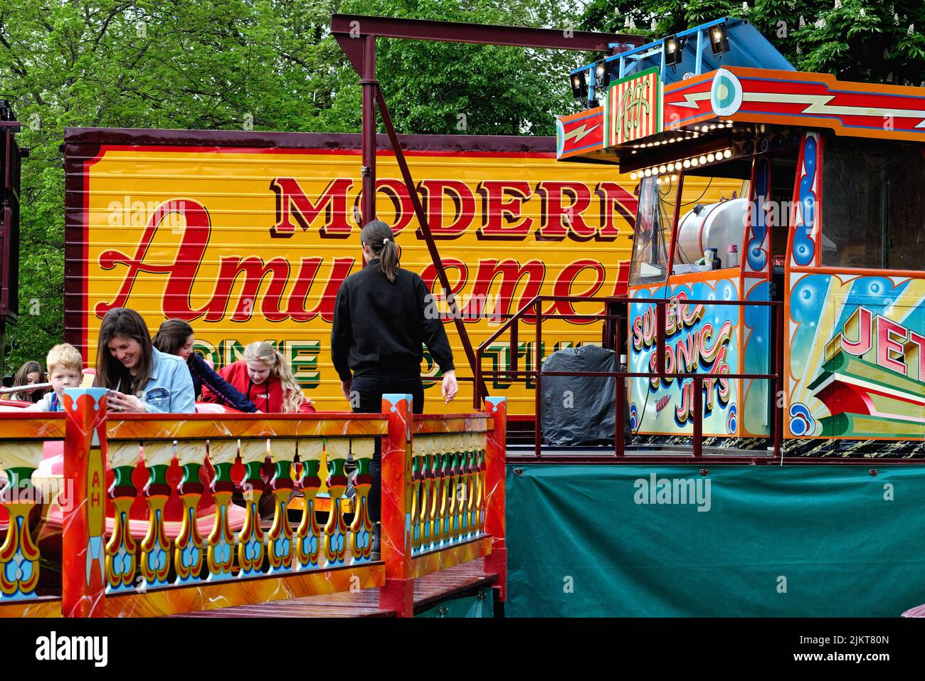 La tradicional y colorida Feria de Vapor Carters es disfrutada por las multitudes en un día de verano en Surrey, Inglaterra, Reino Unido Foto de stock