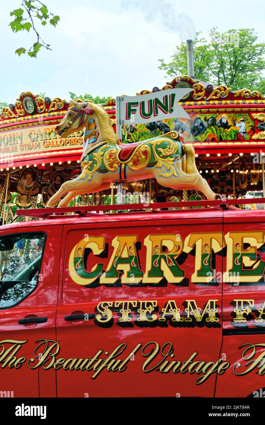La pintura tradicional y colorida Carters Steam Fair en una furgoneta y un carrusel de caballos Surrey Inglaterra Reino Unido Foto de stock