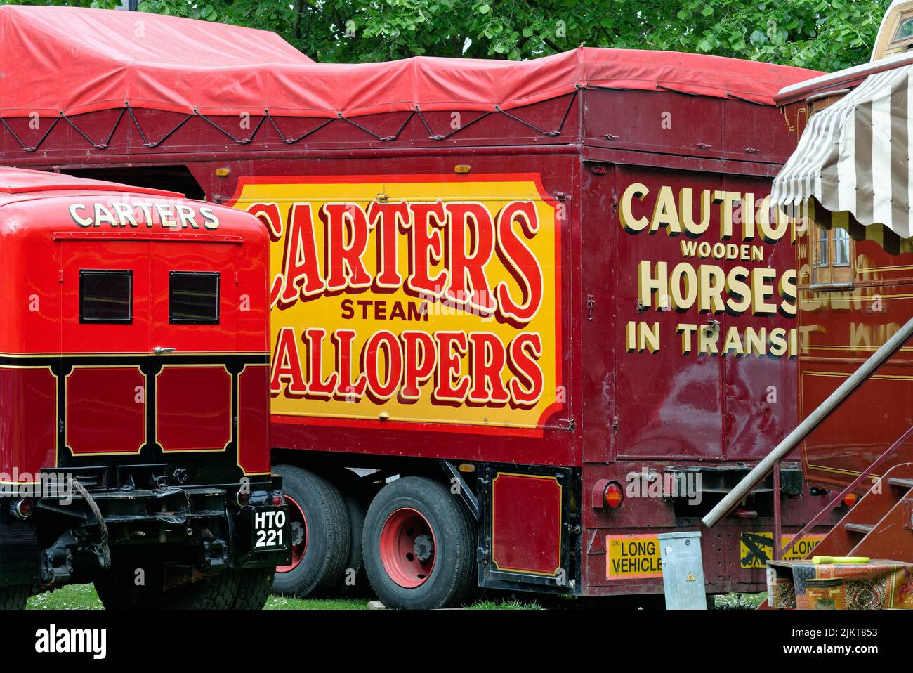 La tradicional y colorida pintura de Carters Steam Fair en un gran camión de transporte, Surrey Inglaterra, Reino Unido Foto de stock