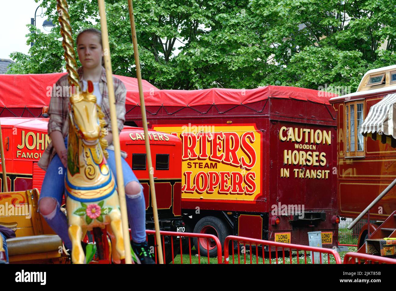 La señalización tradicional y colorida Carters Steam Fair en un día de verano en Surrey, Inglaterra, Reino Unido Foto de stock