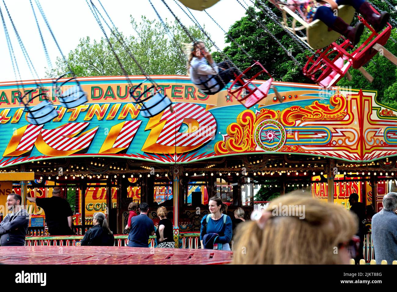La tradicional y colorida Feria de Vapor Carters es disfrutada por las multitudes en un día de verano en Surrey, Inglaterra, Reino Unido Foto de stock