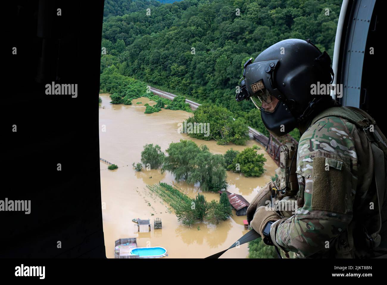 Una tripulación de vuelo de la Guardia Nacional de Kentucky de 2/147th Bravo Co. Ayudó en esfuerzos de alivio de inundaciones en respuesta a un estado de emergencia declarado en el este de Kentucky el 29 de julio de 2022. Su misión consiste en apoyar el movimiento de Soldados, el transporte de apoyo conjunto, la entrega de suministros de emergencia, y la inspección de áreas inundadas en busca de sobrevivientes de Kentucky. (EE. UU Foto de la Guardia Nacional del Ejército por Sgt. Jesse Elbouab) Foto de stock