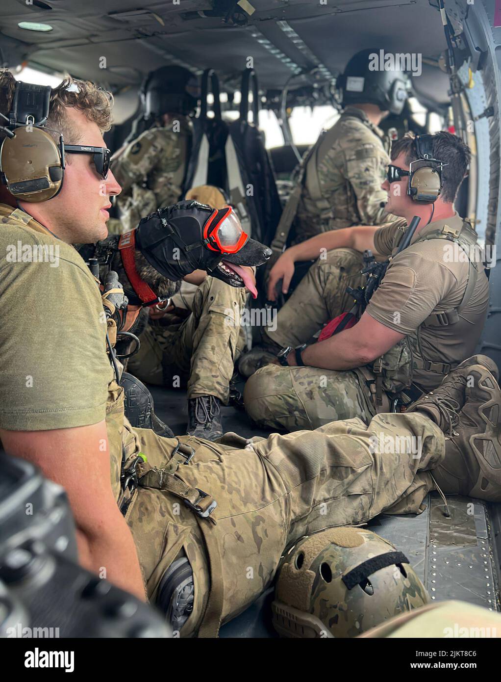 Una tripulación de vuelo de la Guardia Nacional de Kentucky de 2/147th Bravo Co. Ayudó en esfuerzos de alivio de inundaciones en respuesta a un estado de emergencia declarado en el este de Kentucky el 29 de julio de 2022. Su misión consiste en apoyar el movimiento de Soldados, el transporte de apoyo conjunto, la entrega de suministros de emergencia, y la inspección de áreas inundadas en busca de sobrevivientes de Kentucky. (EE. UU Foto de la Guardia Nacional del Ejército por Sgt. Jesse Elbouab) Foto de stock