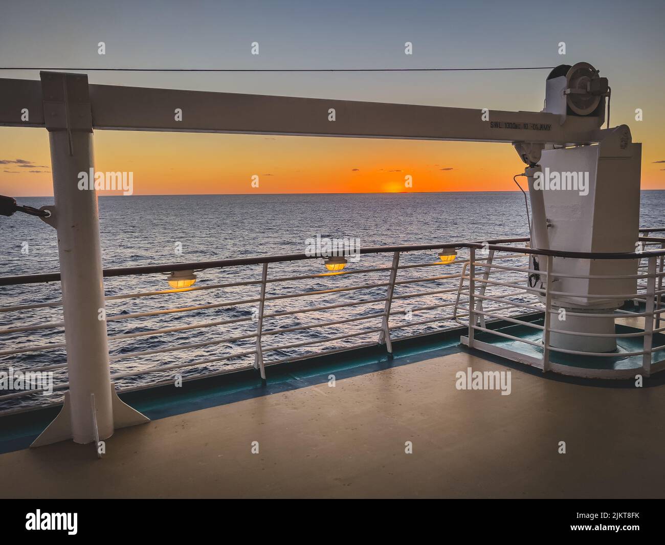 Una hermosa vista de una puesta de sol desde un barco en el Golfo de México Foto de stock