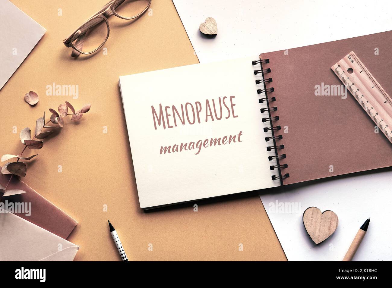 Leyenda texto motivador Menopause gestión en álbum cuadrado, cuaderno con carpeta en espiral. Tonos beige monocromáticos. Foto de stock