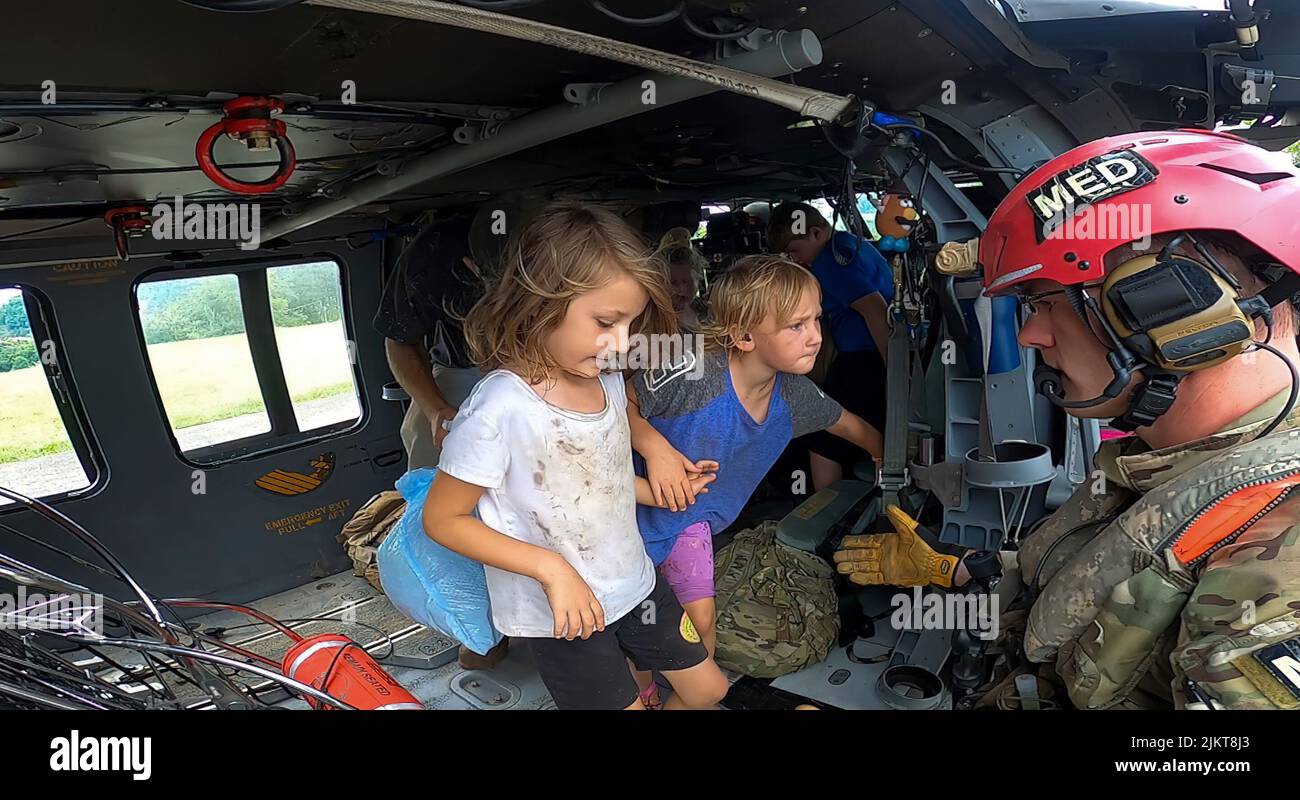 Los soldados y aviadores de la Guardia Nacional de Kentucky ayudaron en los esfuerzos de alivio de inundaciones en respuesta a un estado de emergencia declarado en el este de Kentucky a finales de julio de 2022. (Material de cortesía) Foto de stock
