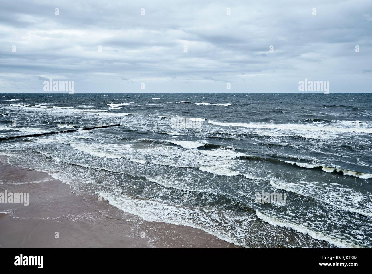 Tranquilo mar Báltico después de una tormenta. La costa polaca del Báltico cerca de las ciudades de Dziwnow y Trzesacz. Playa vacía, olas tormentosas. Foto de stock