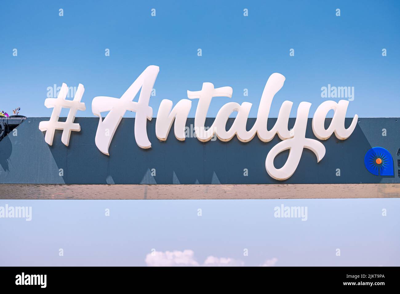 04 de junio de 2022, Antalya, Turquía: Antalya Mirador marco hermoso con cielo azul en el fondo Foto de stock