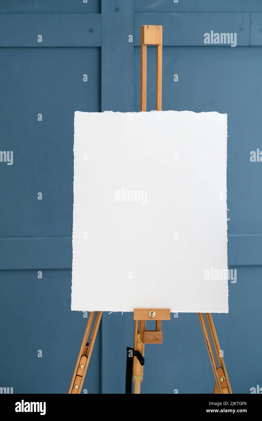 Caballete de pintura en blanco fotografías e imágenes de alta