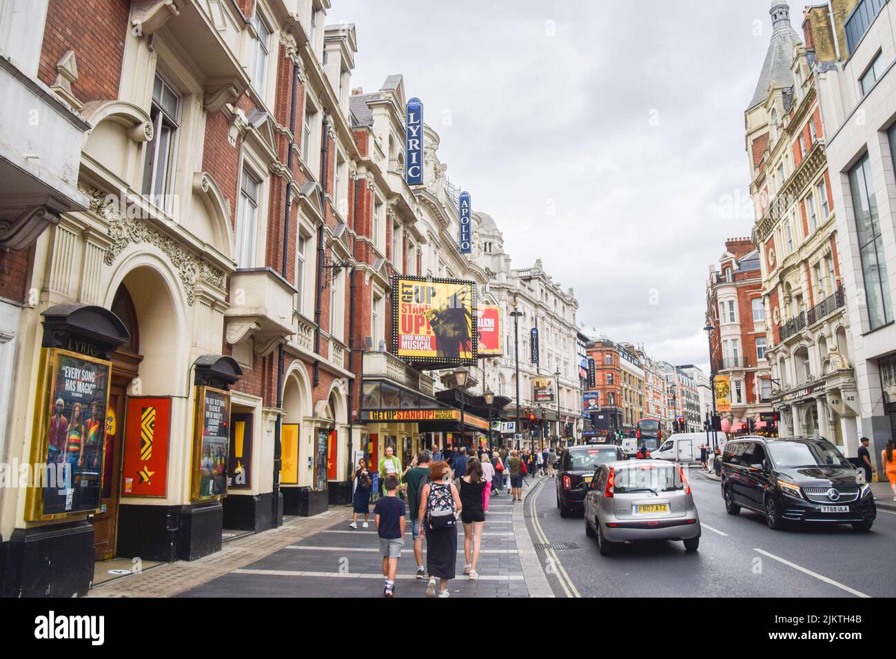 Londres, Reino Unido, 3rd de agosto de 2022. Teatros en Shaftesbury Avenue en West End, vista diurna. Foto de stock