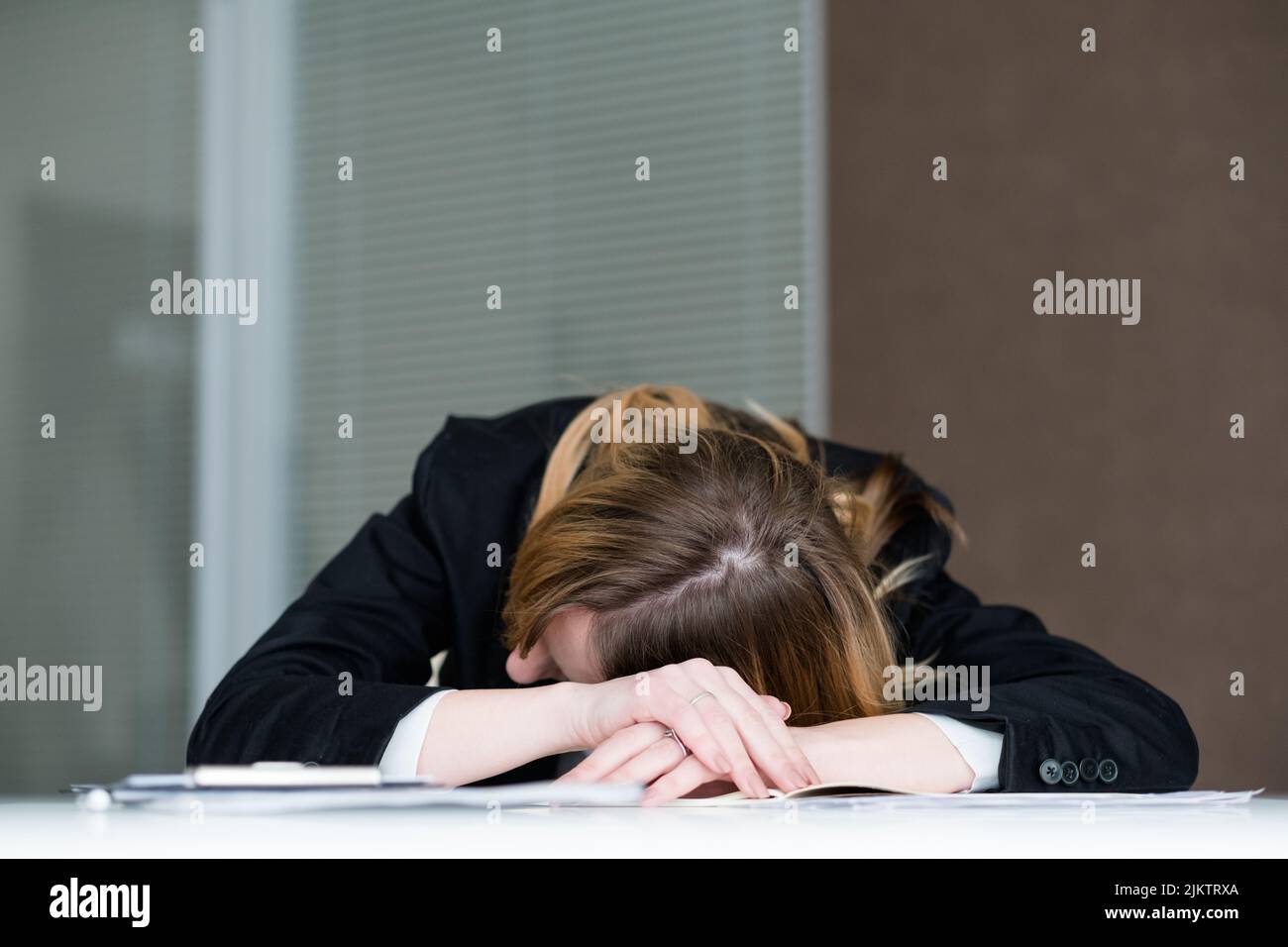 fatiga de trabajo excesivo oficina de la mujer cansada del trabajo Foto de stock