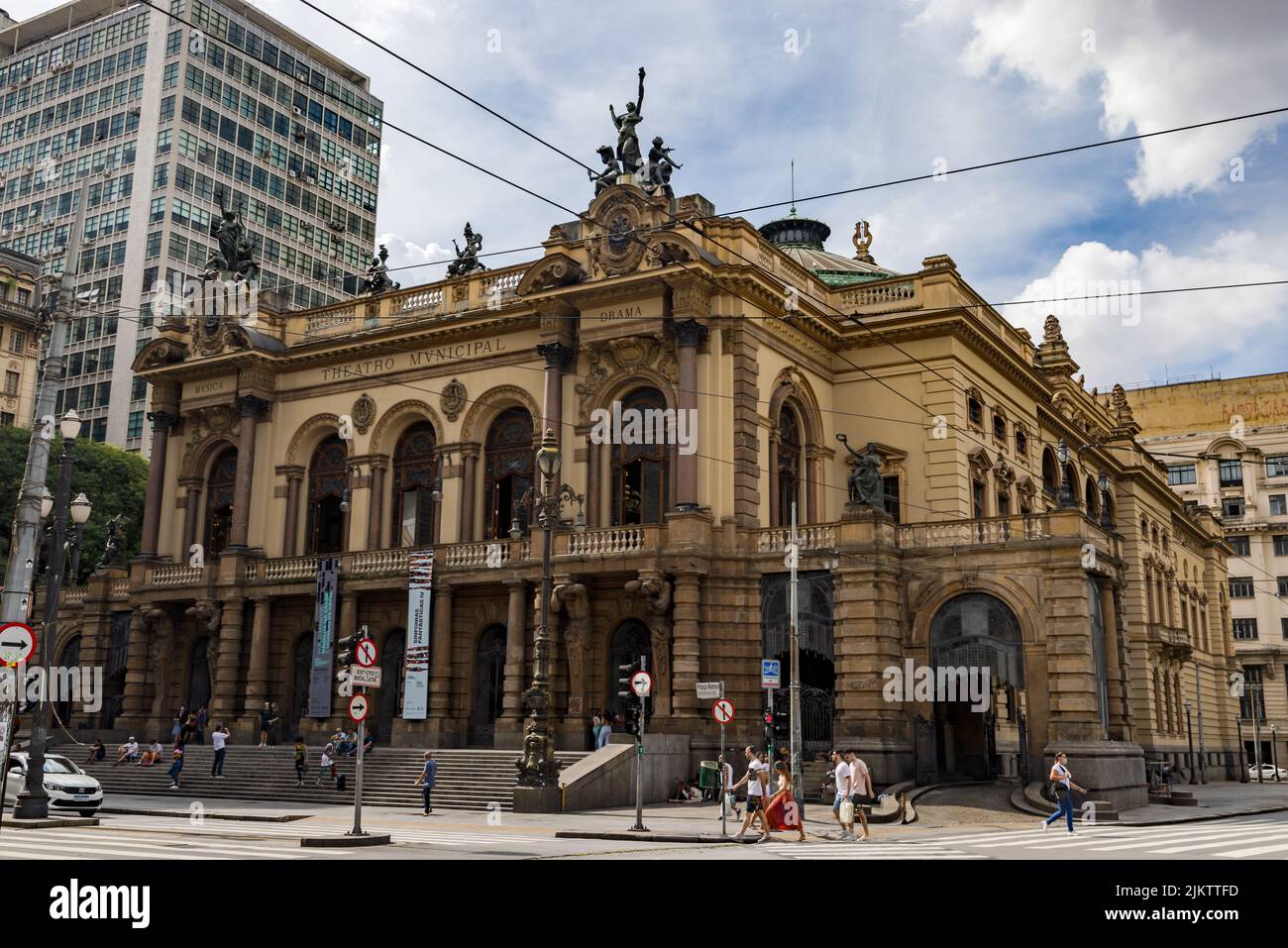 Una imagen escénica del edificio del Teatro Municipal de Sao Paolo en Brasil Foto de stock