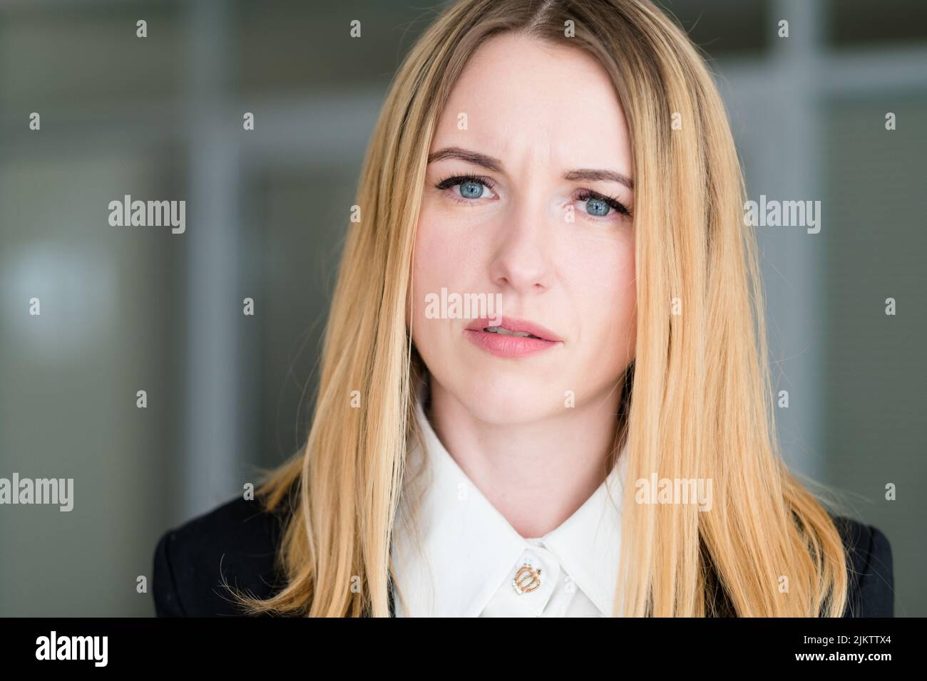 emoción frente mujer interrogativa mirada Foto de stock