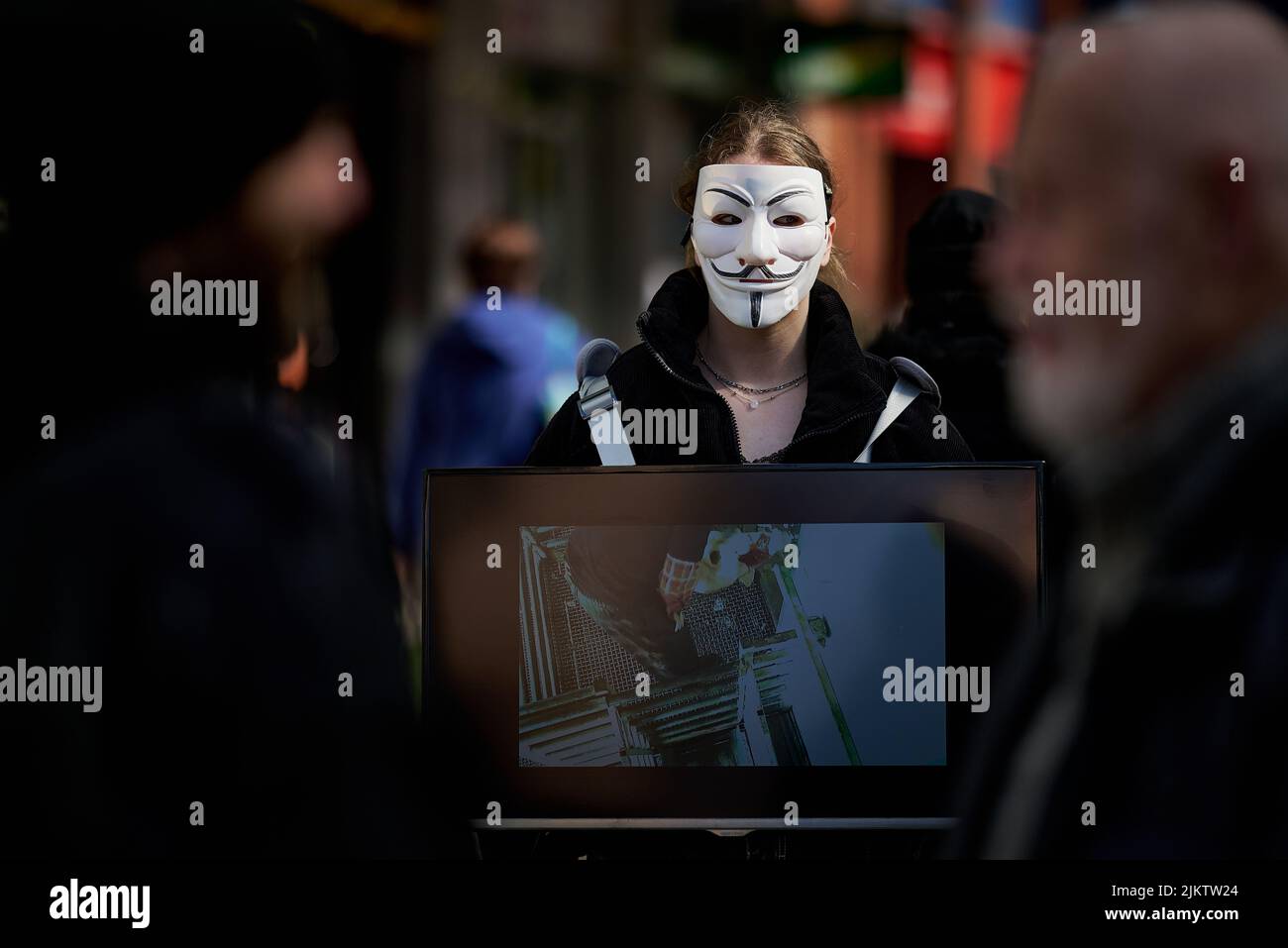 Una activista que llevaba una máscara anónima en las calles de Gran Bretaña Foto de stock