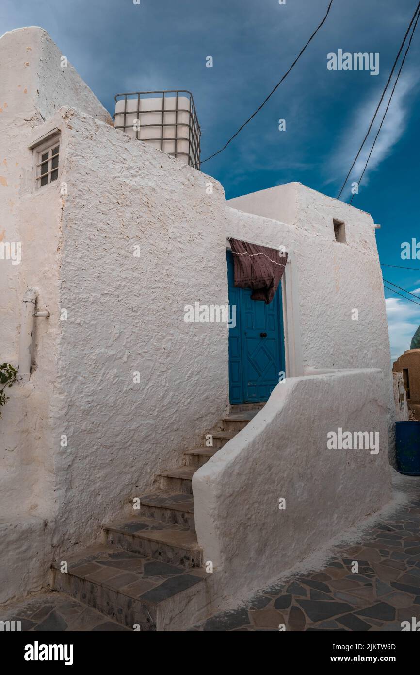 Una vista exterior de la antigua casa de campo de piedra en colores blanco y azul, Túnez Foto de stock