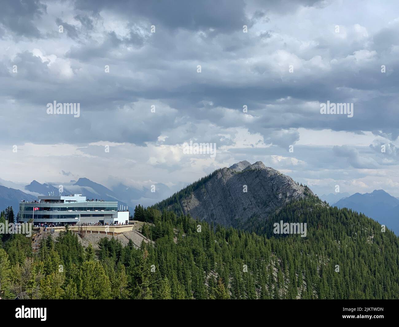 Vista aérea del restauranteobservatorio de la montaña Sulphur en el Parque Nacional Banff