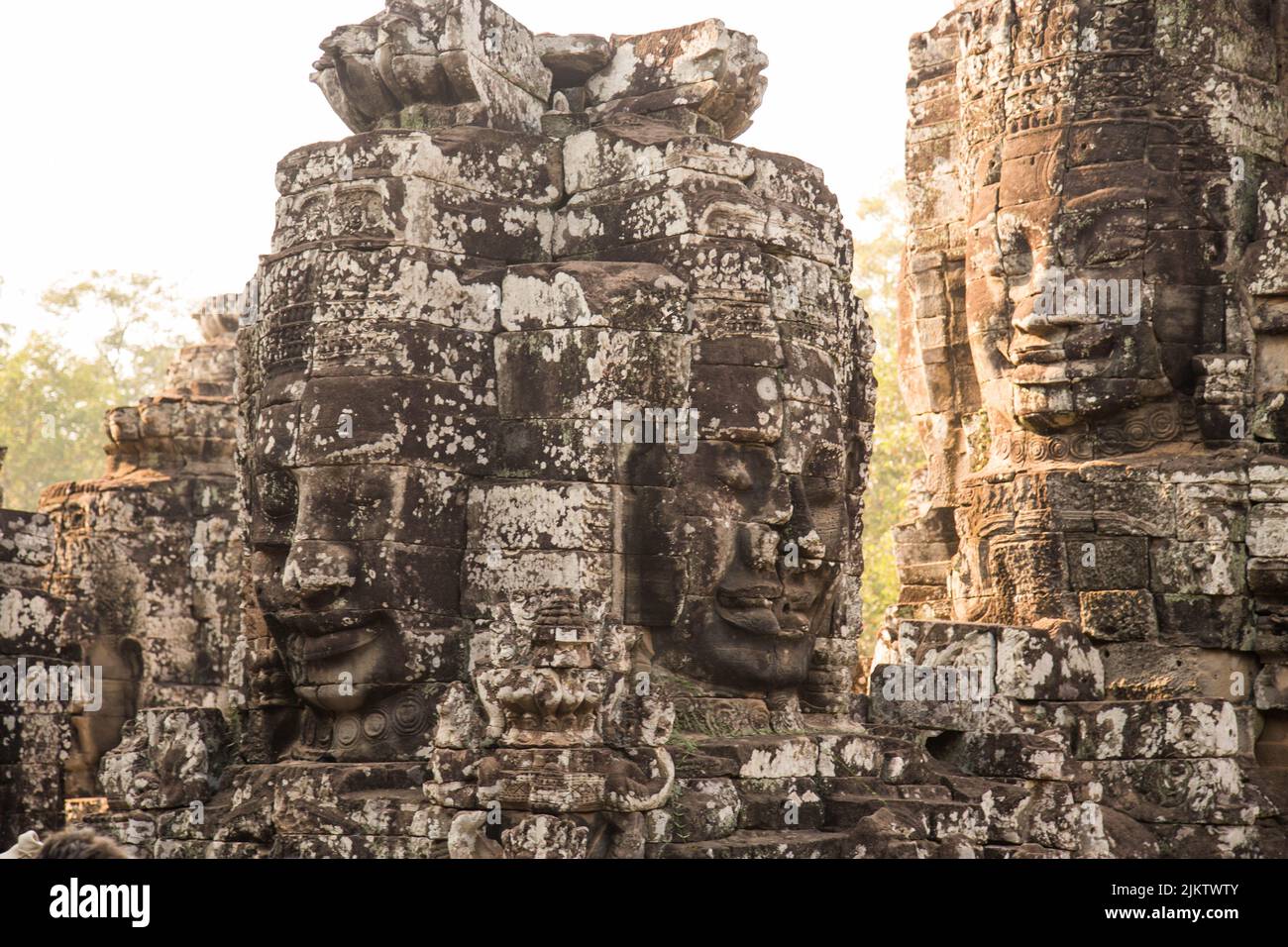 Un primer plano de los detalles de la estatua en el templo de Angkor Wat en Camboya Foto de stock