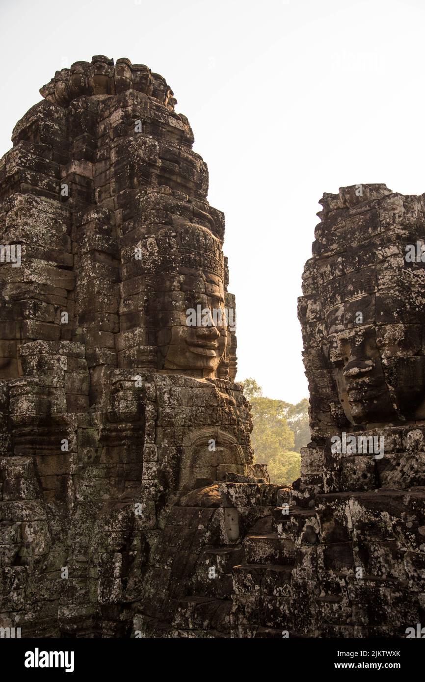 Una imagen vertical de los detalles de la estatua en el templo de Angkor Wat en Camboya Foto de stock