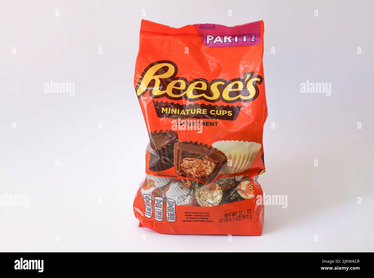 Bolsa de tazas en miniatura de Reese, paquete de fiesta, tazas de mantequilla de maní Reeses. Foto de stock