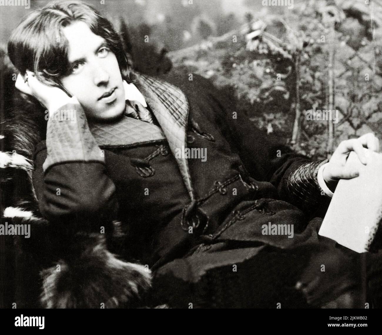 1882 , Nueva York , Estados Unidos : el escritor y dramaturgo irlandés OSCAR WILDE ( 1854 - 1900 ) , Foto de Napoleon Sarony - SCRITTORE - LETTERATURA - LITERATURA - POETA - POETA - POESIA - drammaturgo - dramaturgo - escritor - TEATRO - TEATRO - POESÍA - DANDY - GAY - HOMOSEXUALIDAD - HOMOSEXUAL - omosessuale - omosessualità - lector - pensador - libro - pensatore - Lettore - Libro ---- Archivio GBB Foto de stock