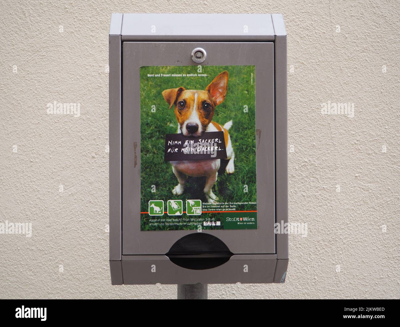 Dispensador de bolsas de residuos para perros fotografías e imágenes de  alta resolución - Alamy