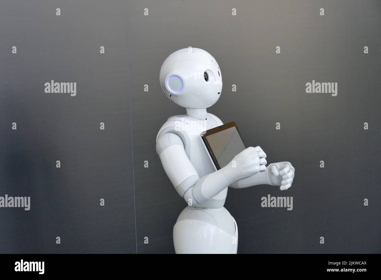 Robot humanoide social Pepper optimizado para la interacción humana a través de la conversación y su pantalla táctil Foto de stock