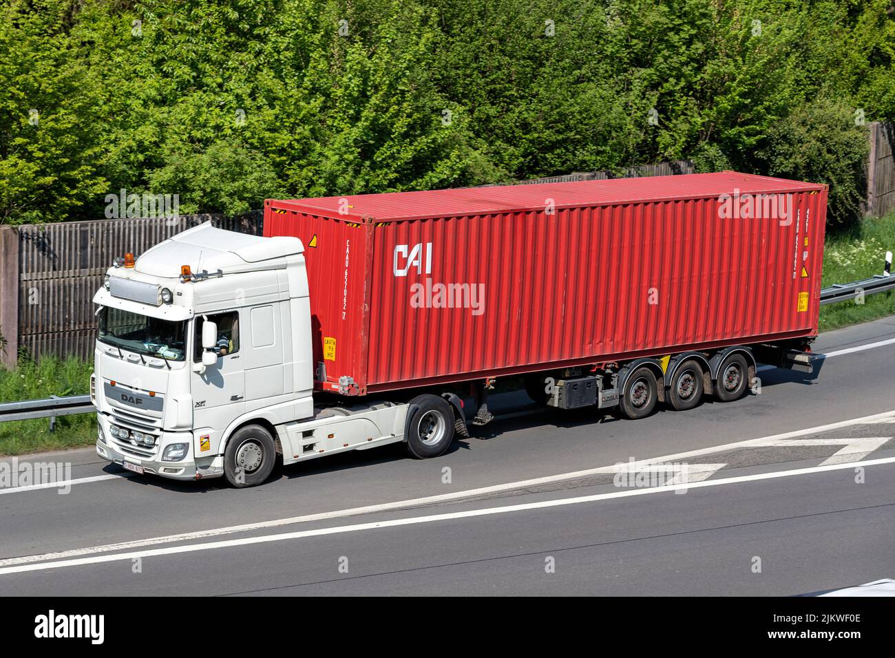 Carretilla DAF XF con contenedor CAI en autopista Foto de stock