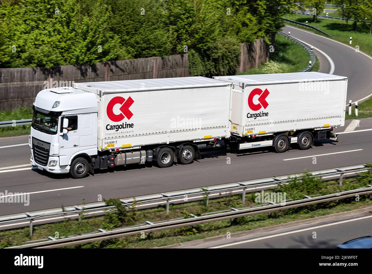 Camión DAF XF con carrocerías Cargoline Swop en autopista Foto de stock