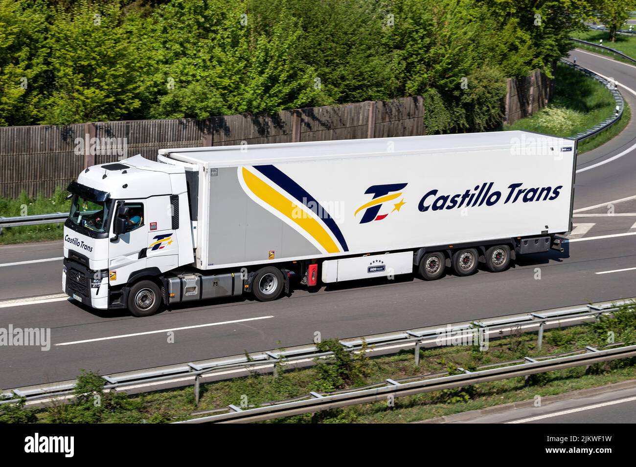 Camión Castillo Trans Renault con remolque de temperatura controlada en autopista Foto de stock