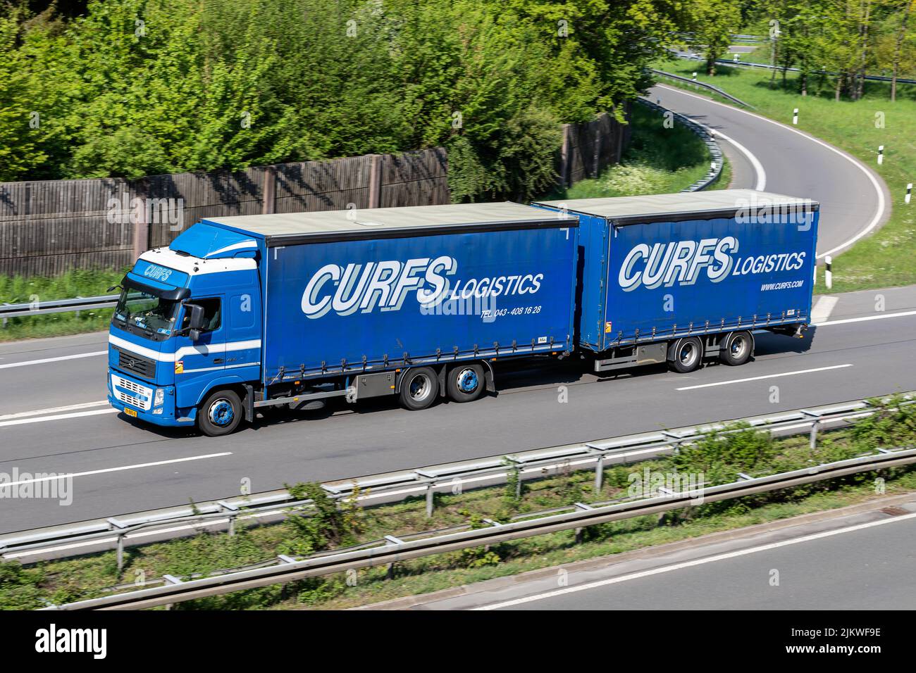 Curfs Logistics Camión combinado Volvo FH en autopista Foto de stock