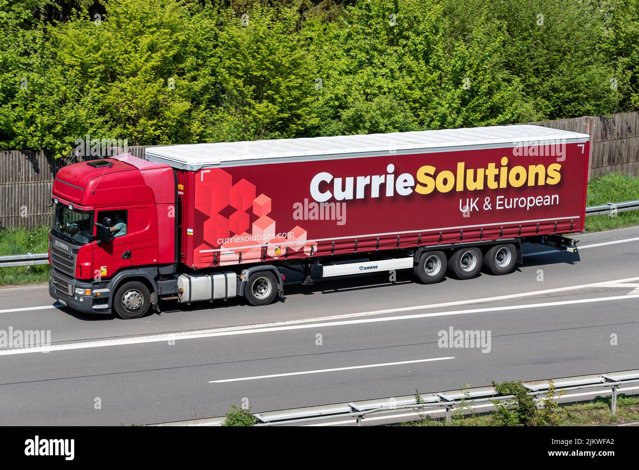 Camión Scania con remolque Currie Solutions en autopista Foto de stock