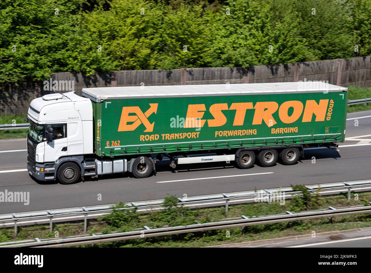 Camión Scania con remolque lateral Estron en autopista Foto de stock