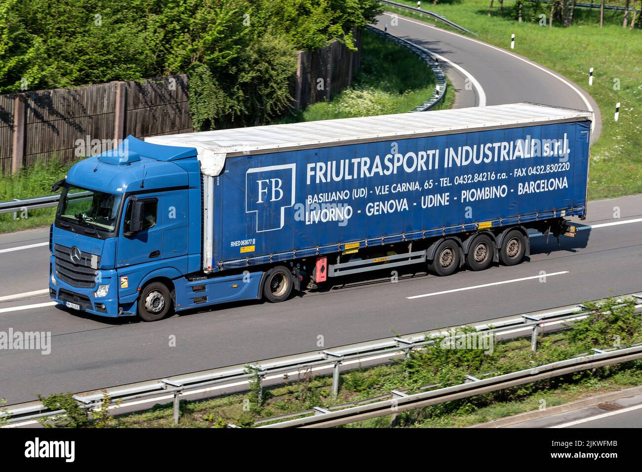 Mercedes-Benz Actros camión con Friultrasonporti Industriali remolque curtainside en autopista Foto de stock
