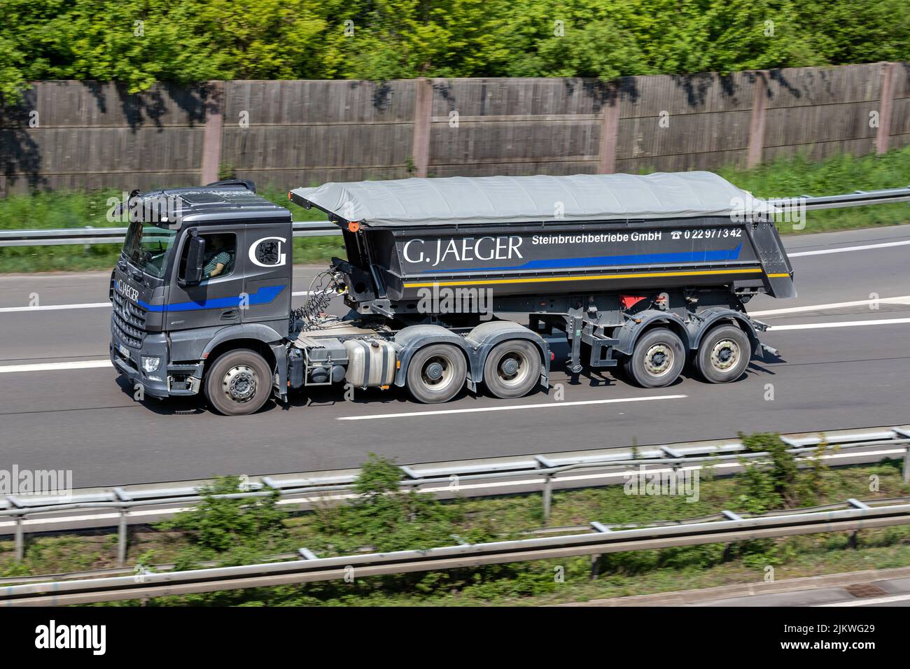 G. Jaeger - Camión Mercedes-Benz con remolque de volquete en autopista Foto de stock