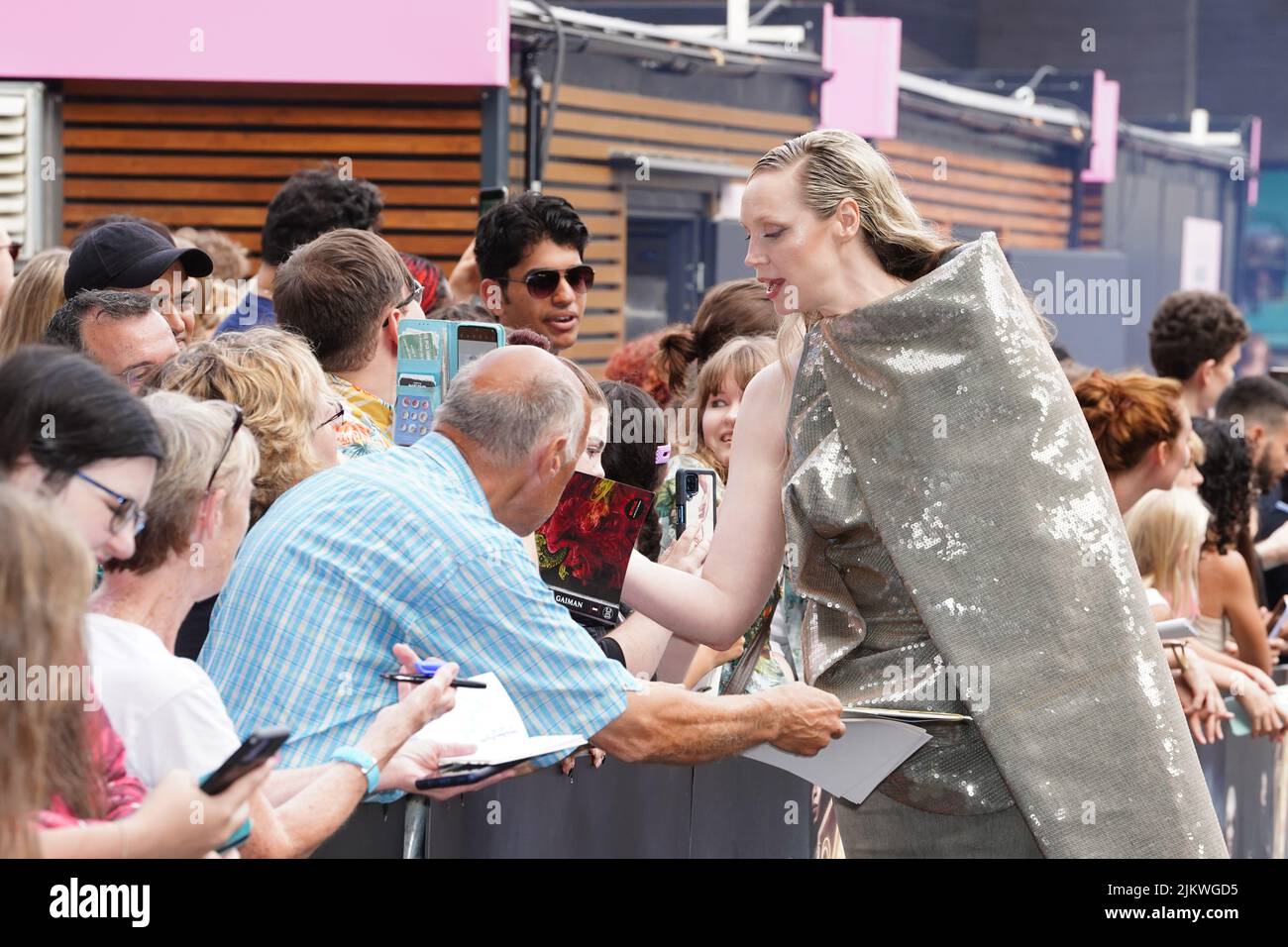 Gwendoline Christie firma autógrafos para los aficionados cuando llega al estreno mundial del Sandman BFI Southbank en Londres. Fecha de la foto: Miércoles 3 de agosto de 2022. Foto de stock