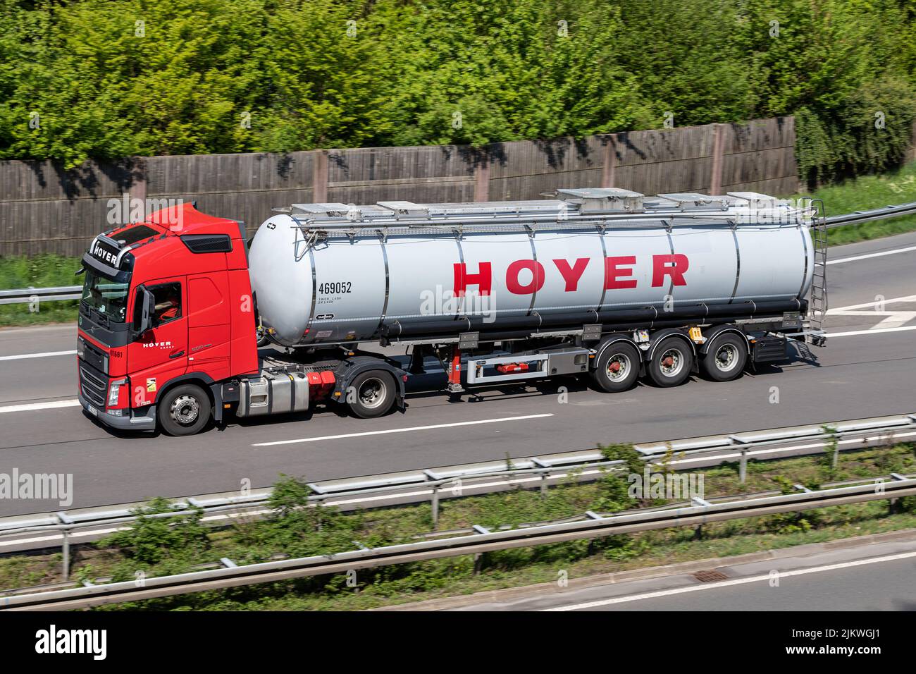 Camión Volvo FH Hoyer con remolque de tanque en autopista Foto de stock