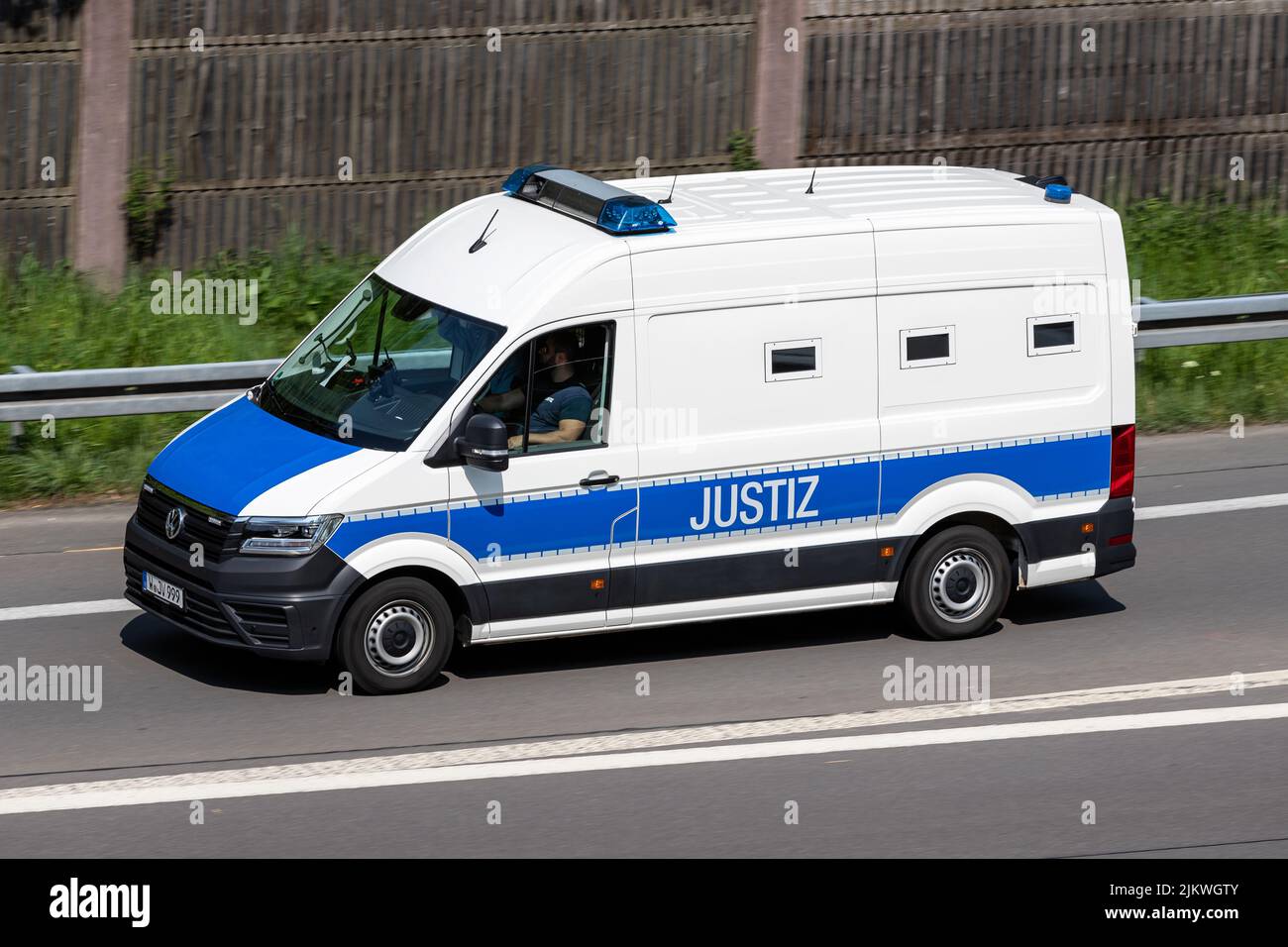 Vehículo alemán de transporte de prisioneros Volkswagen Crafter en autopista Foto de stock