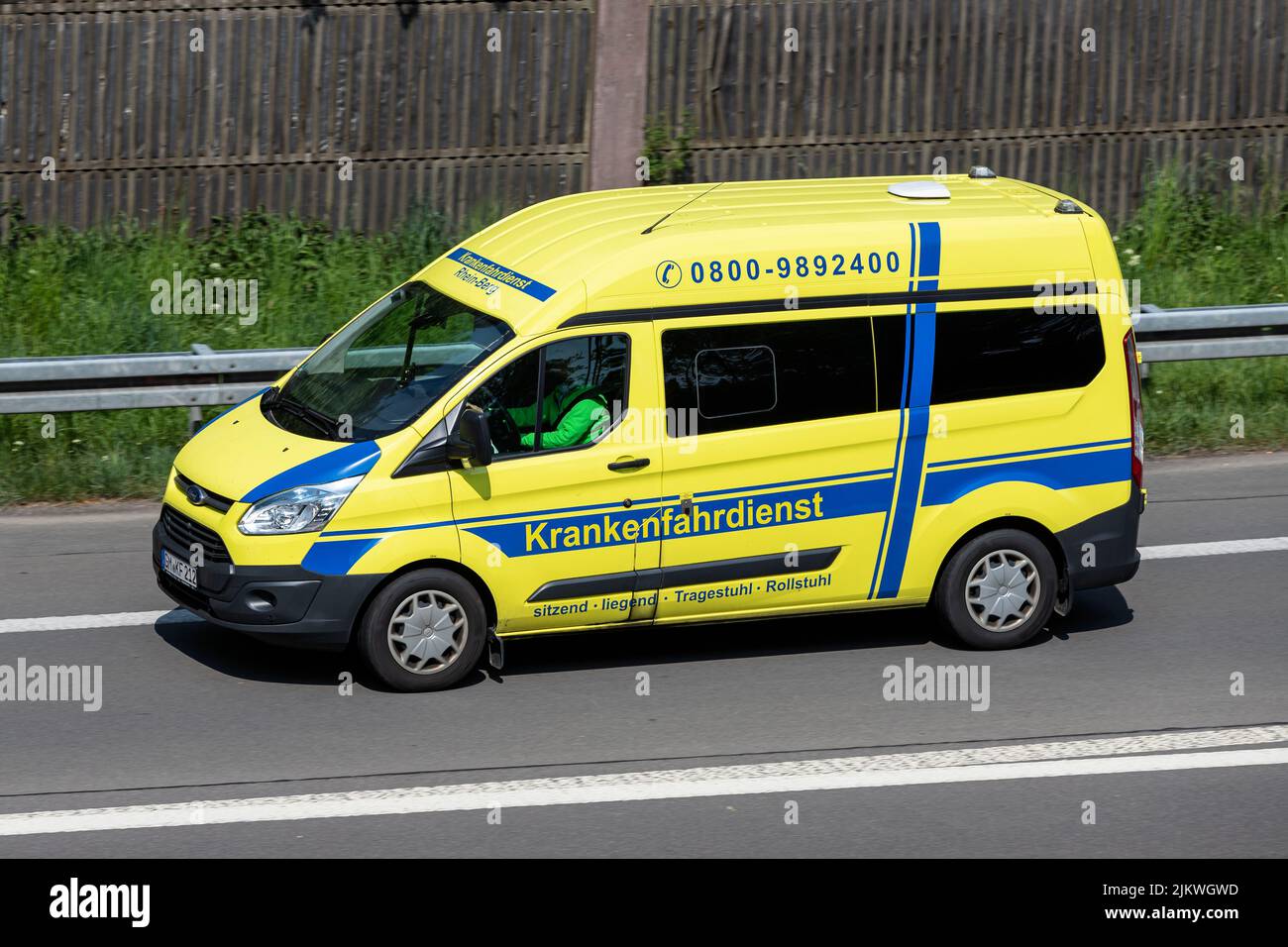 Krankenfahrdienst Rhein-Berg Ford Transit en la autopista Foto de stock