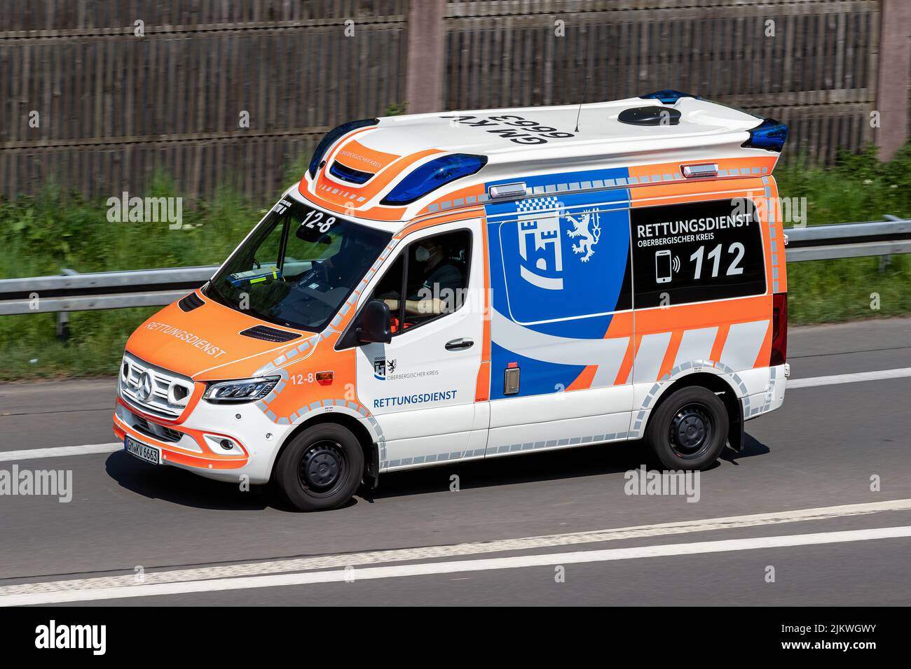 Ambulancia Mercedes-Benz Sprinter del distrito alemán Oberberg en autopista Foto de stock