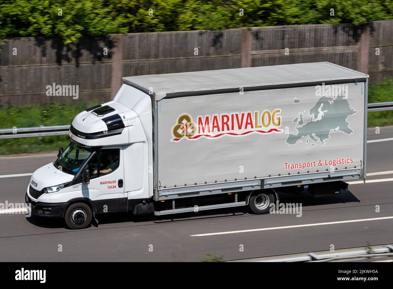 Marivalog Iveco van todos los días en la autopista Foto de stock