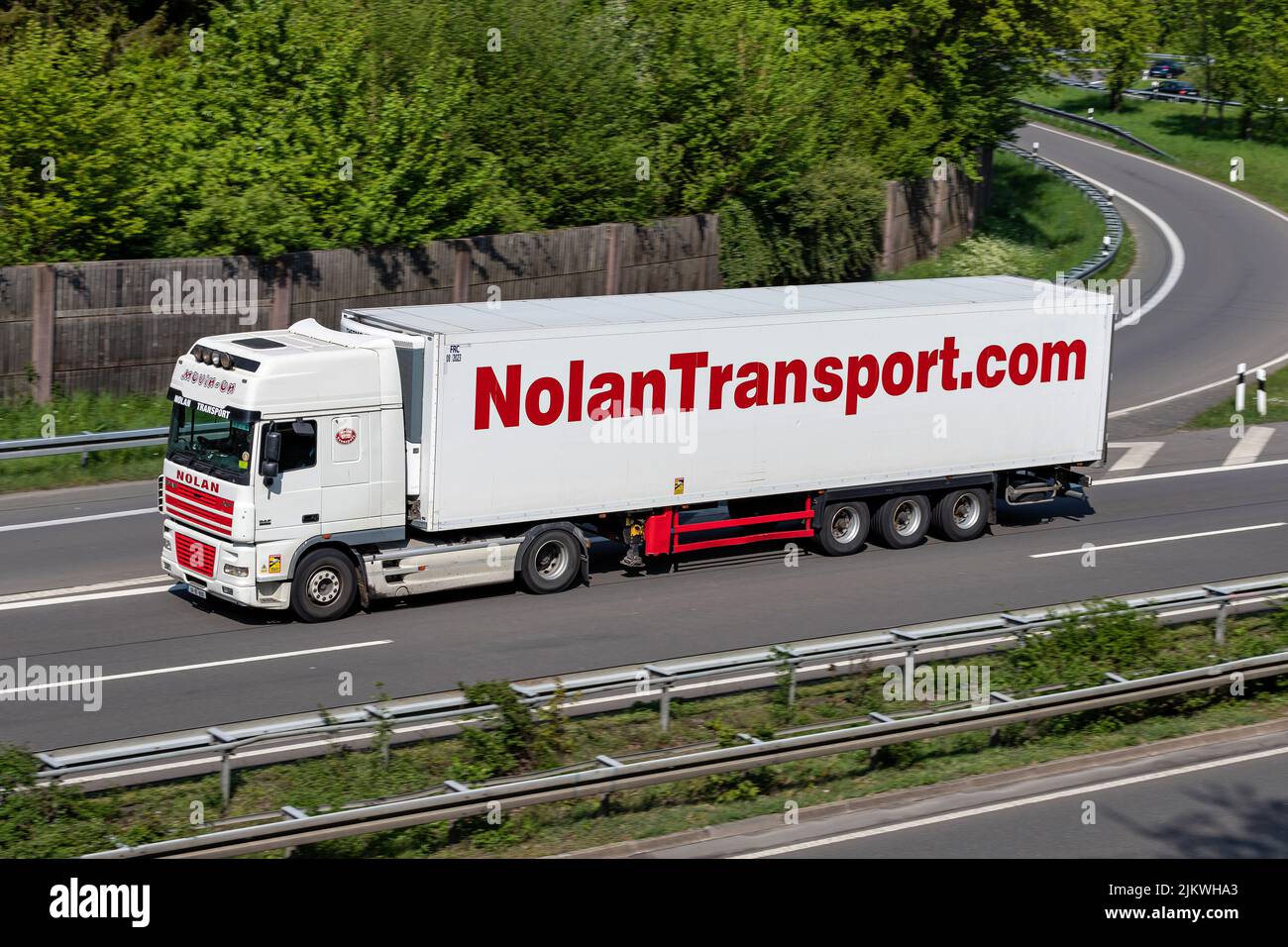 Camión Nolan DAF XF con remolque de temperatura controlada en autopista Foto de stock