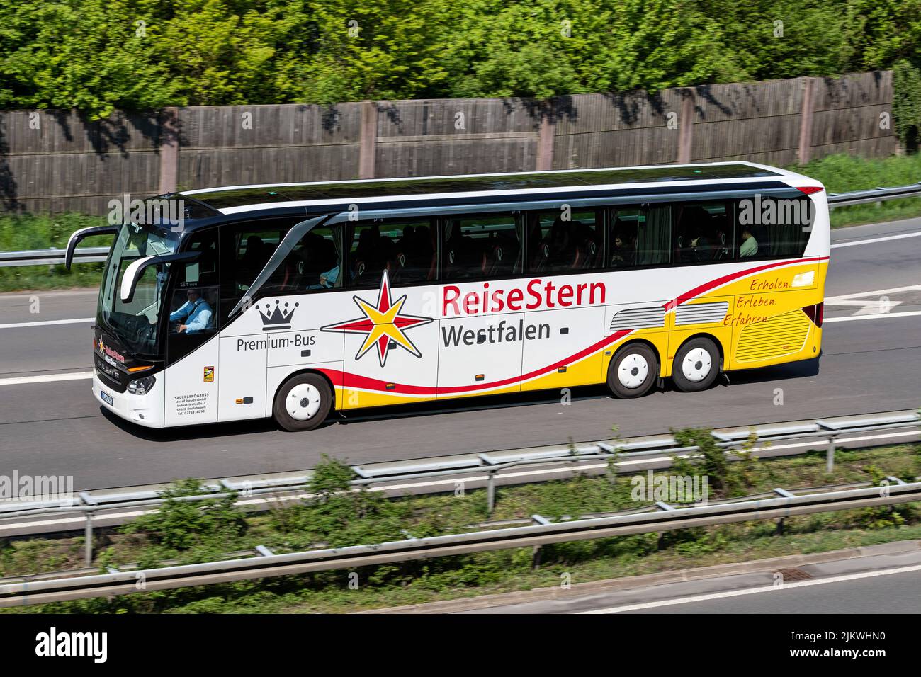 ReiseStern Westfalen Setra S 516 HDH autobús interurbano en autopista Foto de stock
