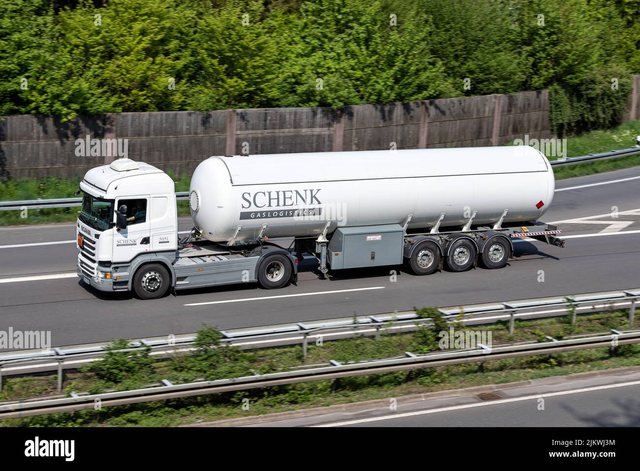 Camión Schenk Scania con remolque de gasolina en autopista Foto de stock