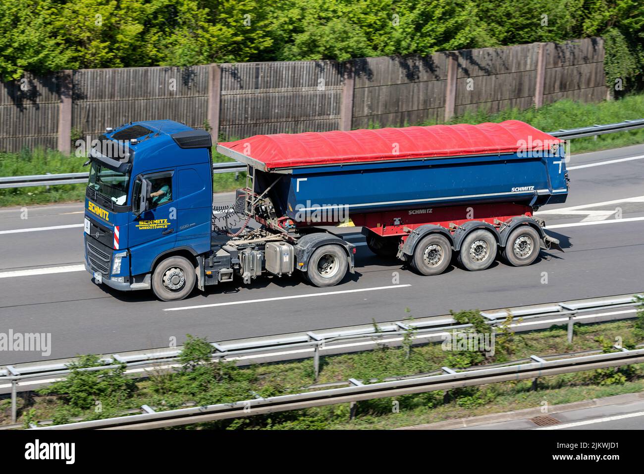 Camión Volvo FH de Schmitz con remolque volquete en autopista Foto de stock